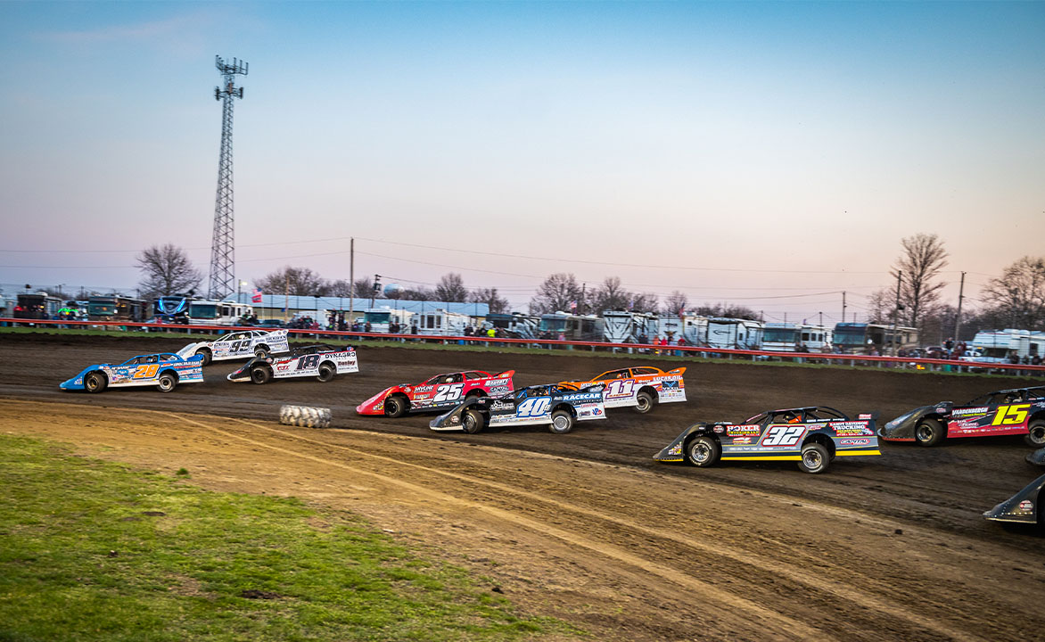 Late Models battle at Farmer City