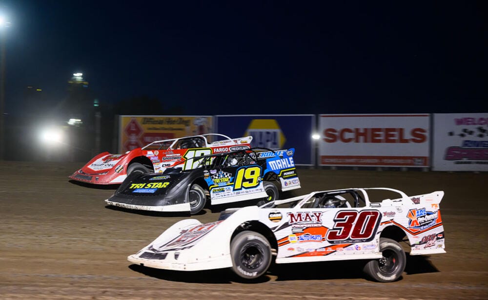 Ryan Gustin battle with Todd Cooney at River Cities Speedway